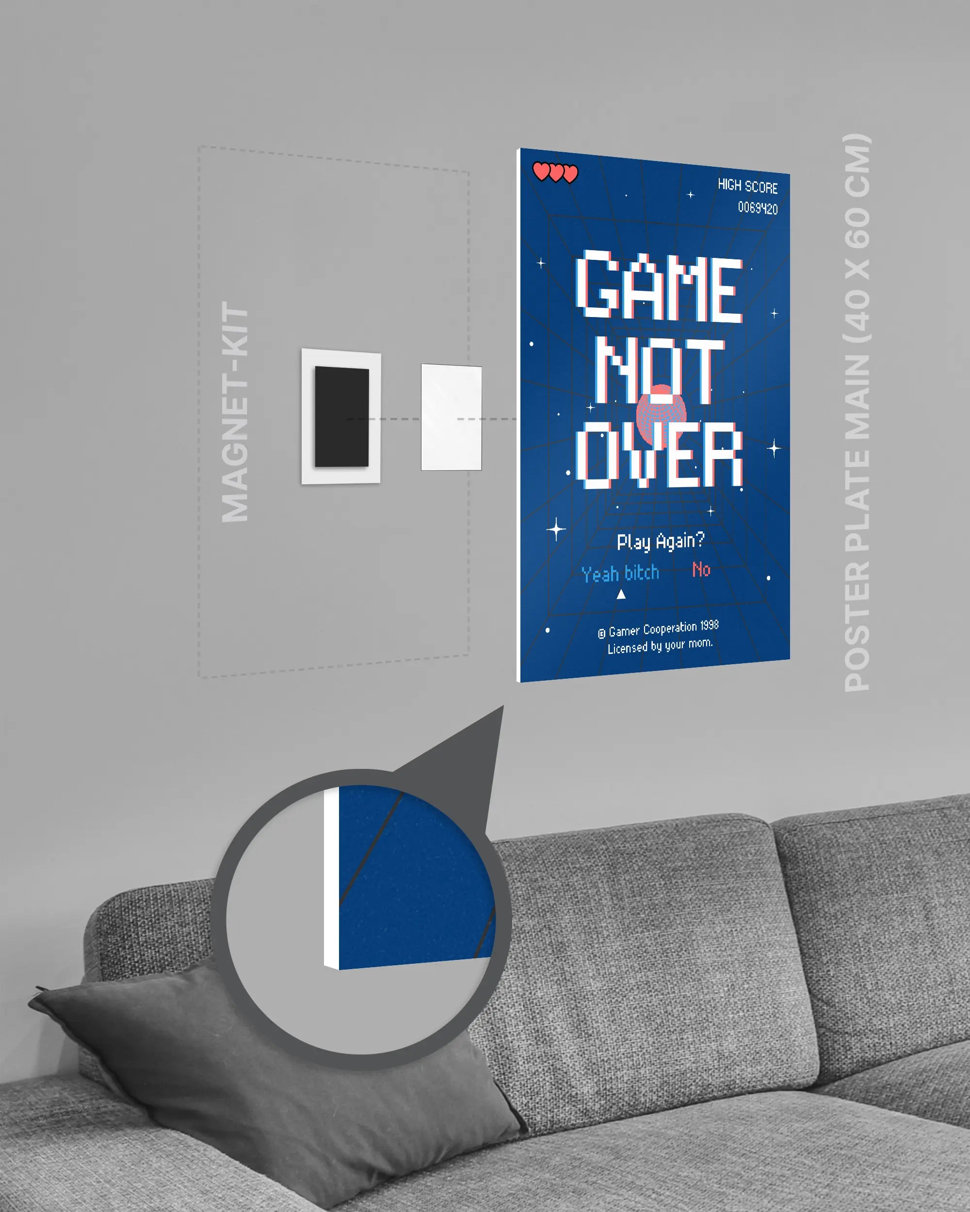 Magnet-Kit Seitenansicht des Poster Plate Designs Game not over im Original Style in der Größe Main (40 x 60 cm)